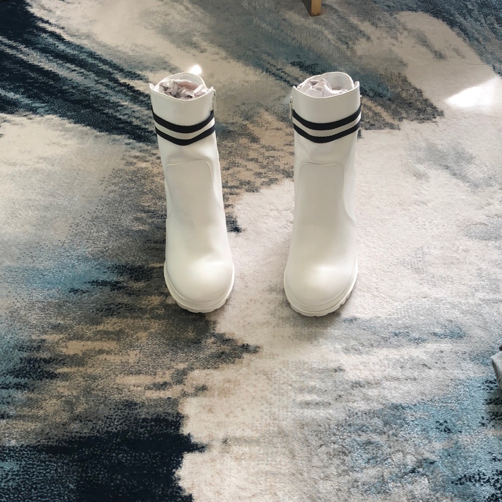 Just Fab white boots with black stripes and a gold accent.